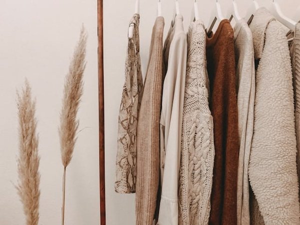 Comment choisir des tissus respirants pour une garde-robe estivale tout en restant chic?
